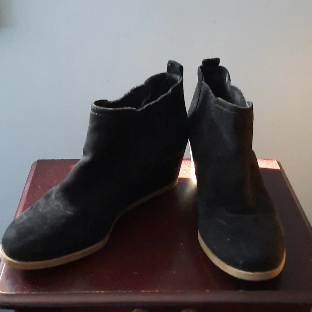 DV8 Dolce Vita Bria Black Suede Wedge Bootie Size 8.5